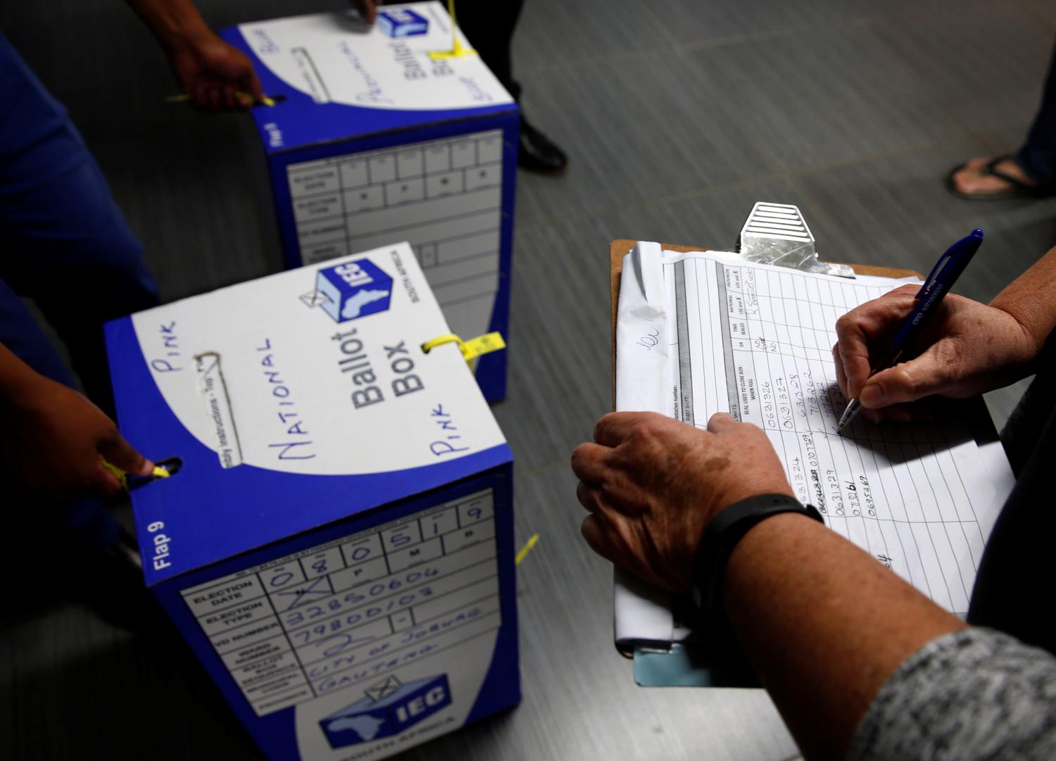 Election officials seal ballot boxes at the end of voting in South Africa's parliamentary and provincial elections at a polling station in Johannesburg, South Africa, May 8,2019. REUTERS/Philimon Bulawayo - RC197F6624B0