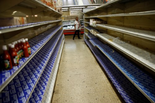 A woman looks at the almost empty shelves while she looks for groceries and goods in a supermarket in Caracas, Venezuela March 23, 2018. REUTERS/Carlos Garcia Rawlins - RC1D781C8360
