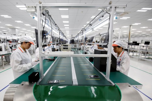 Manufacturers work at an assembly line of Vingroup's Vsmart phone in Hai Phong,Vietnam December 4, 2018. REUTERS/Kham - RC16DDBFE340