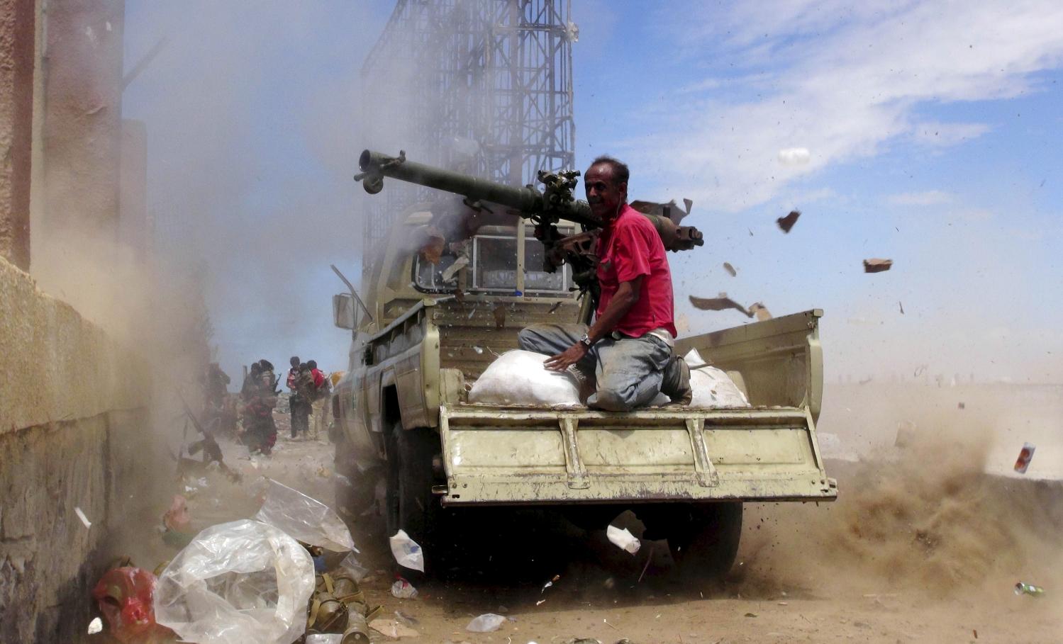 A Southern Popular Resistance fighter fires a weapon mounted on a truck during clashes with Houthi fighters in Yemen's southern city of Aden May 3, 2015. Between 40-50 Arab special forces soldiers arrived in Aden on Sunday and deployed alongside local fighters against the Houthi militia, a spokesman for the Southern Popular Resistance said. REUTERS/Stringer      TPX IMAGES OF THE DAY      - GF10000082449