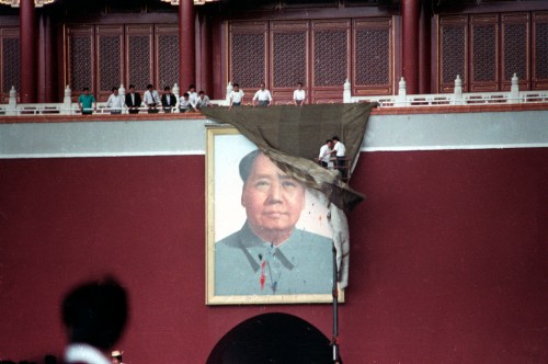 Workmen try to drape the portrait of Mao Tse-tung in Beijing's Tiananmen Square after it was pelted with paint in this May 23, 1989 file photo.    REUTERS/Ed Nachtrieb (CHINA POLITICS CONFLICT) - GF2E55T0DVT01
