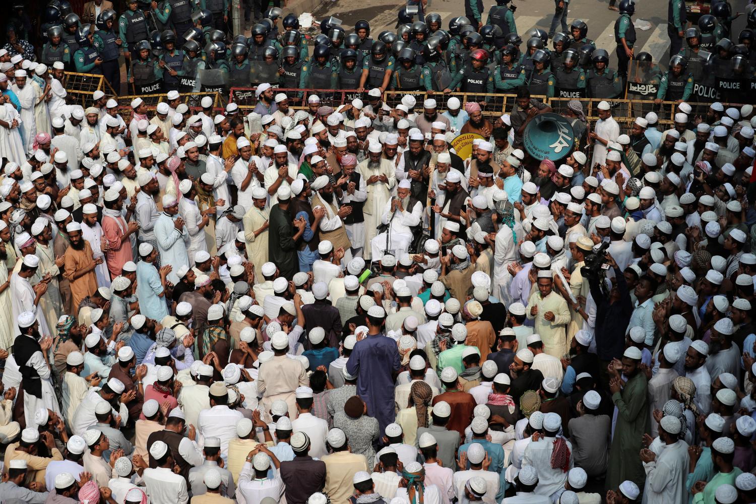 Muslims hold a prayer session on the road as police block them from marching towards the U.S. Embassy to protest against U.S. President Donald Trump's recognition of Jerusalem as Israel's capital in Dhaka, Bangladesh, December 13, 2017. REUTERS/Mohammad Ponir Hossain - RC14E96D48C0