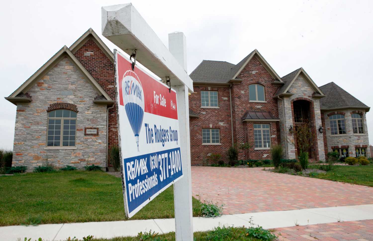 A high priced home sits for sale near St. Charles, Illinois September 24, 2009. Despite some signs that the worst of the U.S. residential housing crisis may be over, many wealthy homeowners are still being squeezed by the combination of weak home prices and the stock market crash. Picture taken September 24, 2009. To match feature USA-HOUSING/WEALTHY.  REUTERS/John Gress (UNITED STATES BUSINESS) - GM1E5AE0NWU01