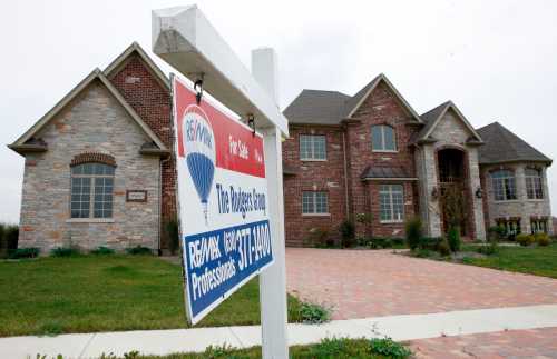 A high priced home sits for sale near St. Charles, Illinois September 24, 2009. Despite some signs that the worst of the U.S. residential housing crisis may be over, many wealthy homeowners are still being squeezed by the combination of weak home prices and the stock market crash. Picture taken September 24, 2009. To match feature USA-HOUSING/WEALTHY.  REUTERS/John Gress (UNITED STATES BUSINESS) - GM1E5AE0NWU01