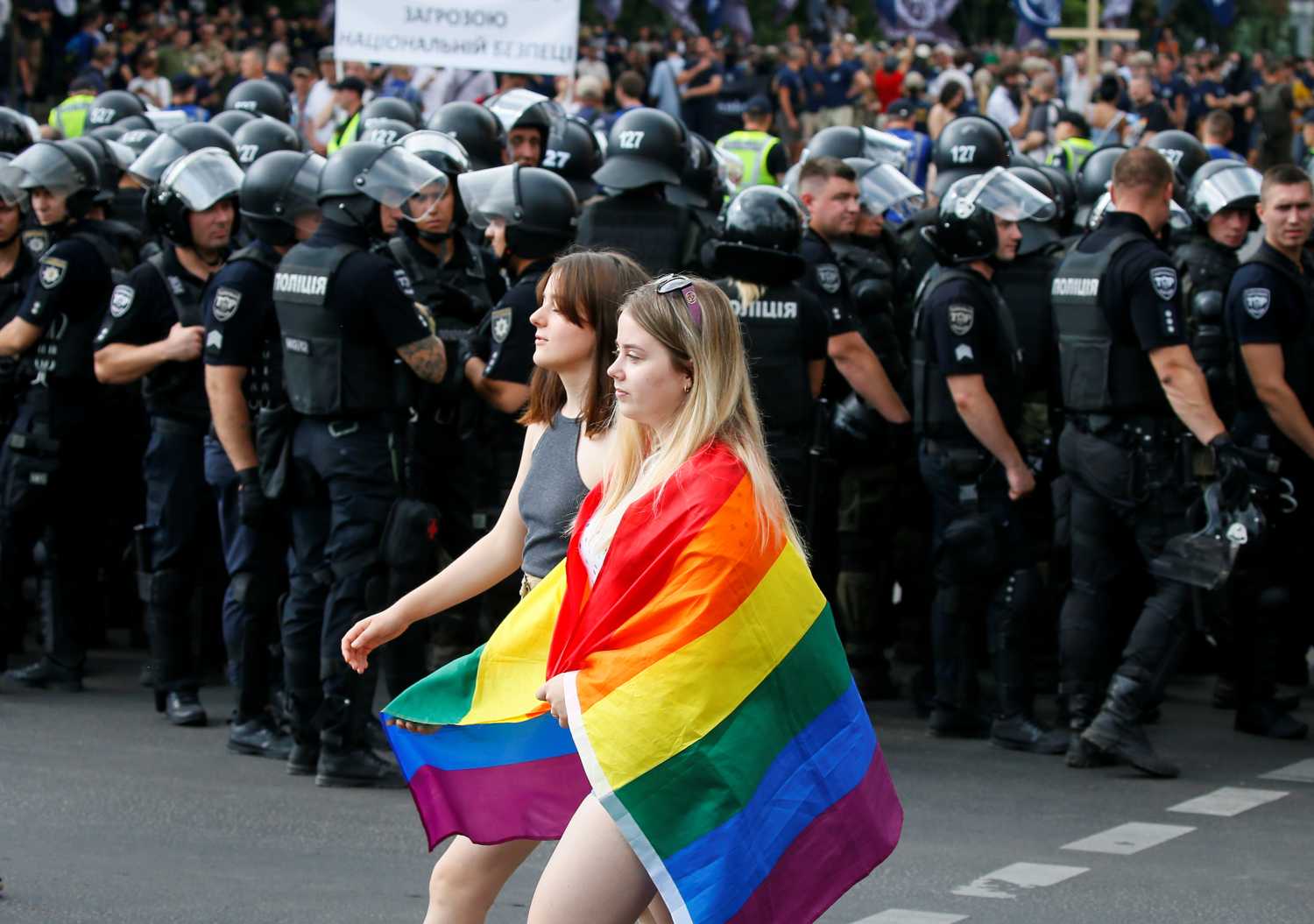 Police officers guard participants of the Equality March, organized by the LGBT community, in Kiev, Ukraine June 23, 2019.  REUTERS/Gleb Garanich - RC1832BC9000