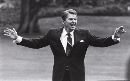 Former U.S. President Ronald Reagan, who forged a conservative revolution that transformed American politics, died on June 5, 2004 after a decade-long battle with Alzheimer's disease, U.S. media reported. Reagan is pictured waving to well-wishers on the south lawn of the White House on April 25, 1986, before departing for a summit in Tokyo. REUTERS/Joe Marquette/FILE  SV - RP5DRICWQKAA