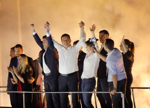 Ekrem Imamoglu, mayoral candidate of the main opposition Republican People's Party (CHP), greets supporters at a rally of in Beylikduzu district, in Istanbul, Turkey, June 23, 2019. REUTERS/Kemal Aslan - RC144BE506D0