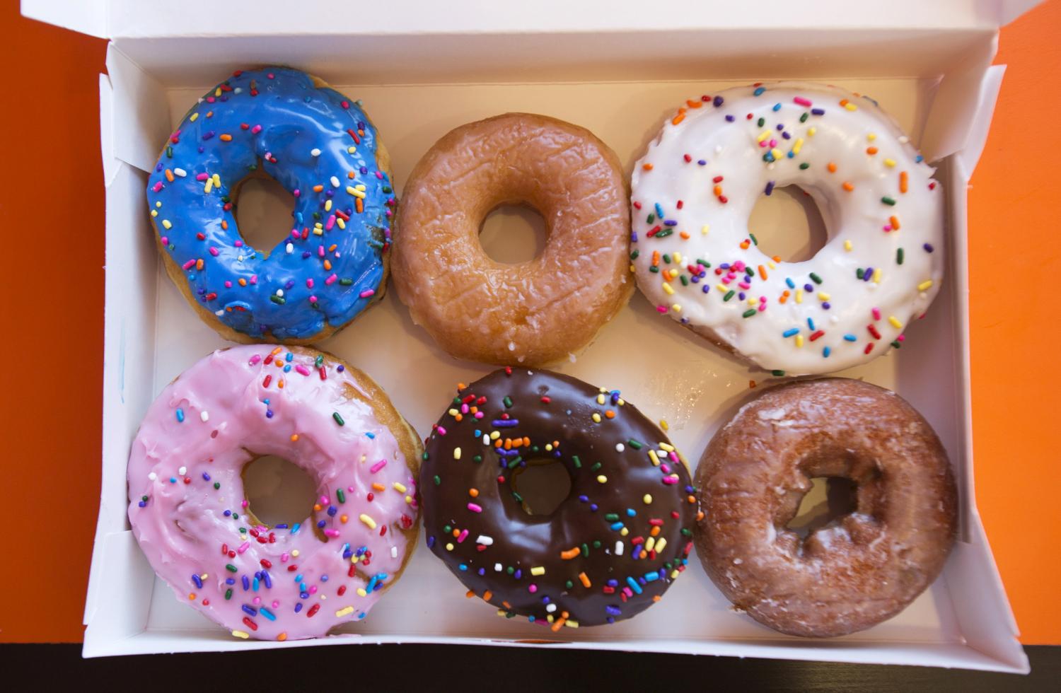 A box of donuts, (from top L clockwise) manager's special, traditional glazed, vanilla, pumpkin, chocolate and strawberry, is pictured at a newly opened Dunkin' Donuts store in Santa Monica, California September 2, 2014.   REUTERS/Mario Anzuoni/File Photo            GLOBAL BUSINESS WEEK AHEAD PACKAGE    SEARCH BUSINESS WEEK AHEAD 17 OCT FOR ALL IMAGES - S1BEUHKTJKAB