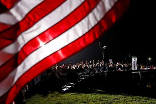 2020 Democratic presidential candidate U.S. Sen. Elizabeth Warren (D-MA) gestures during a town hall event at Laney College prior to the California Democratic Convention in Oakland, California, U.S., May 31, 2019. REUTERS/Stephen Lam     TPX IMAGES OF THE DAY - RC1245507DD0