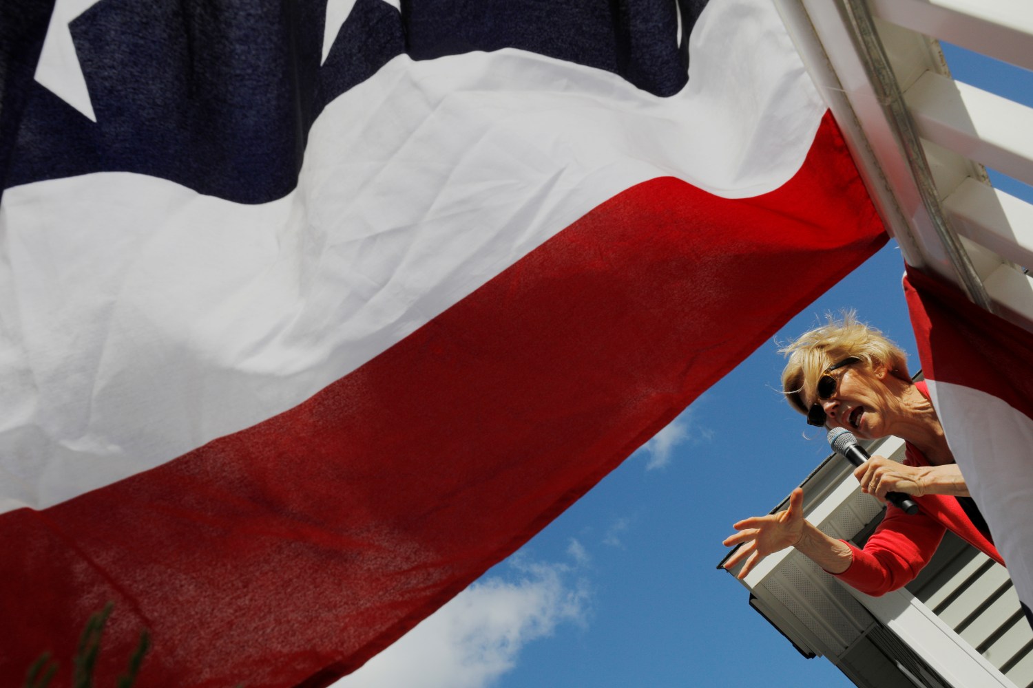 Democratic 2020 U.S. presidential candidate and U.S. Senator Elizabeth Warren (D-MA) speaks at a campaign house party in Windham, New Hampshire, U.S., June 14, 2019.   REUTERS/Brian Snyder - RC12B7B4B860