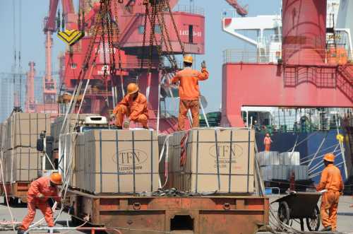 Workers load goods for export onto a crane at a port in Lianyungang, Jiangsu province, China June 7, 2019. Picture taken June 7, 2019. REUTERS/Stringer ATTENTION EDITORS - THIS IMAGE WAS PROVIDED BY A THIRD PARTY. CHINA OUT. - RC18EA753F70