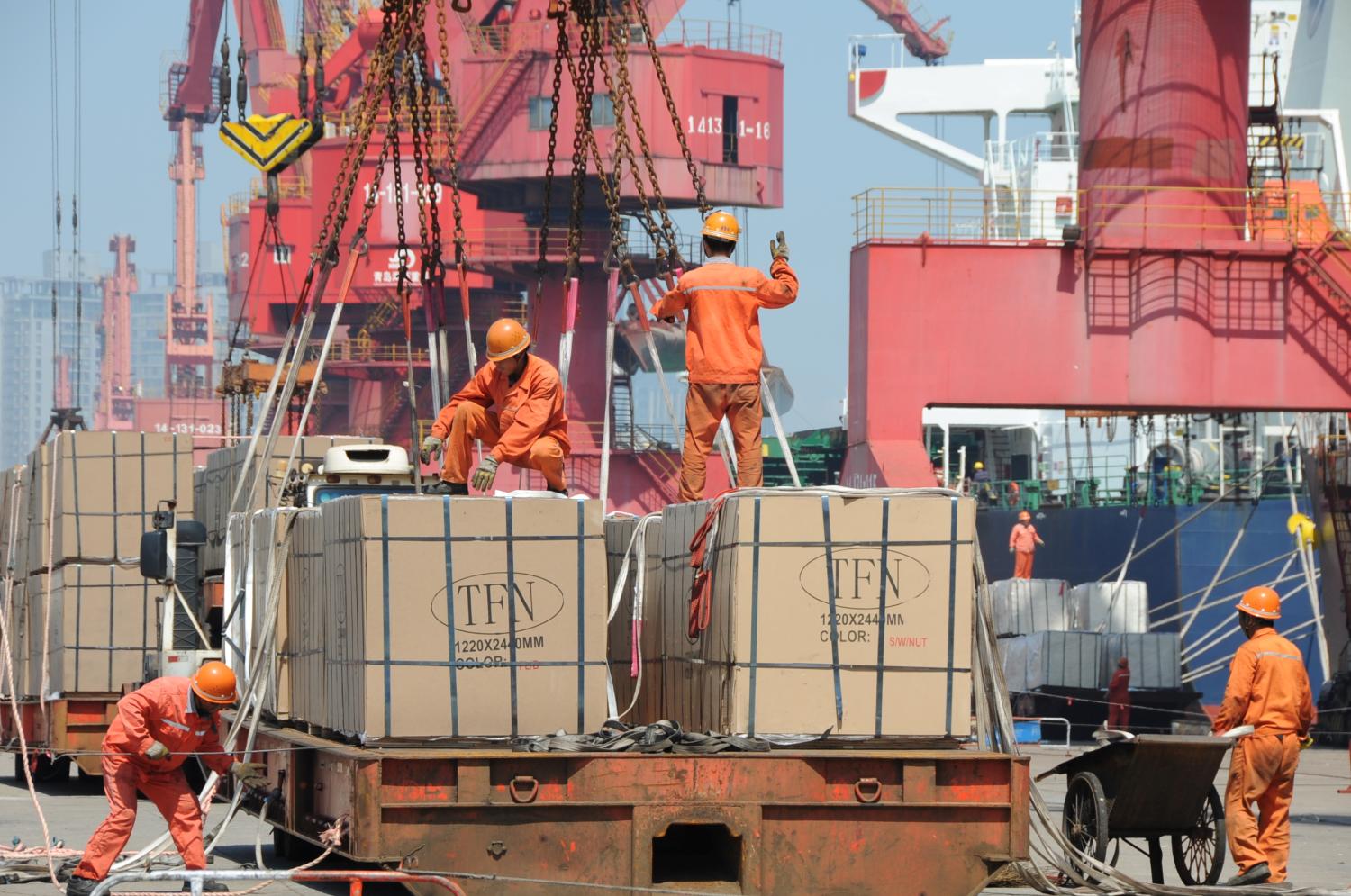 Workers load goods for export onto a crane at a port in Lianyungang, Jiangsu province, China June 7, 2019. Picture taken June 7, 2019. REUTERS/Stringer ATTENTION EDITORS - THIS IMAGE WAS PROVIDED BY A THIRD PARTY. CHINA OUT. - RC18EA753F70