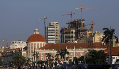 Office buildings under construction stand behind the Angolan central bank building in the capital, Luanda, in this January 20, 2010 file photo. REUTERS/Mike Hutchings/Files - GF10000382251