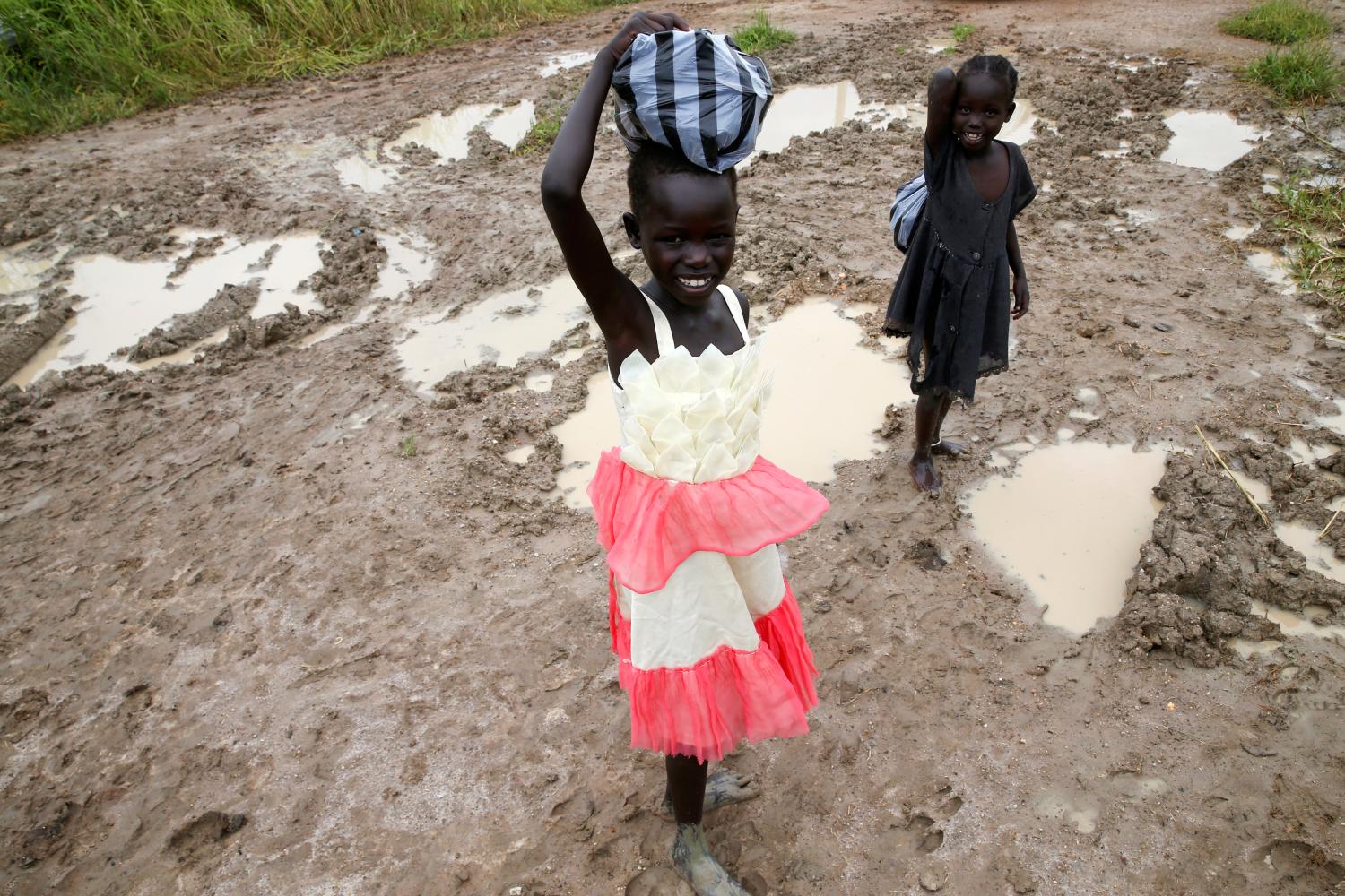 South Sudanese girls walk in the town of Malakal, in the  Upper Nile state of South Sudan, September 8, 2018. REUTERS/Baz Ratner    SEARCH "MALAKAL BAZ" FOR THIS STORY. SEARCH "WIDER IMAGE" FOR ALL STORIES. - RC147CC6F6A0