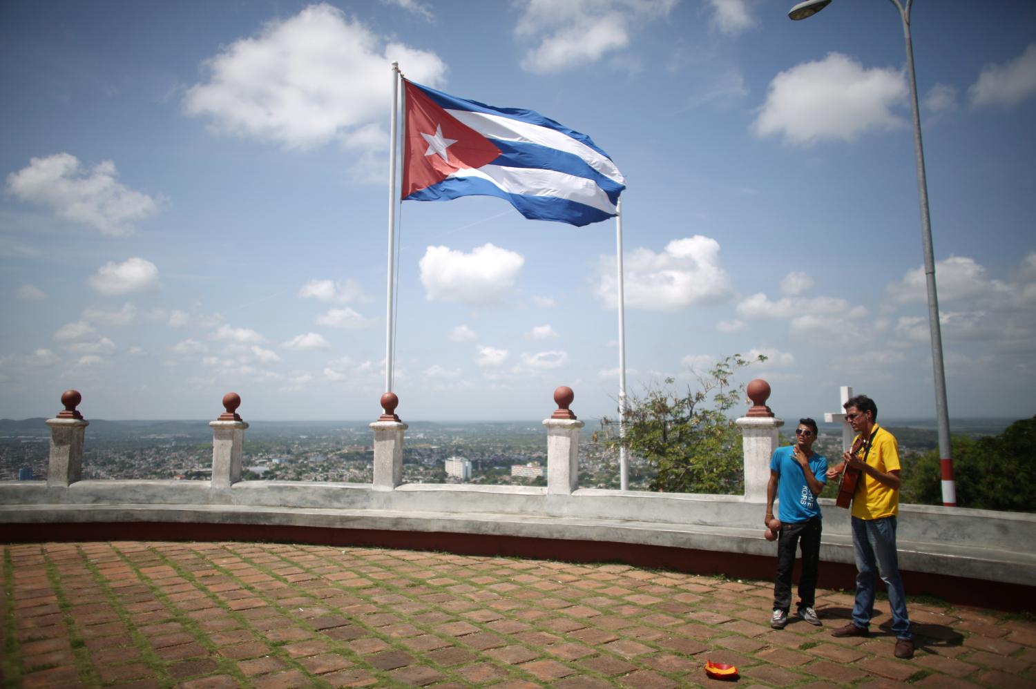 Local musicians wait for tourists in Holguin, Cuba, June 11, 2016. Picture taken June 11, 2016. REUTERS/Alexandre Meneghini  - S1AEUAHJHBAA