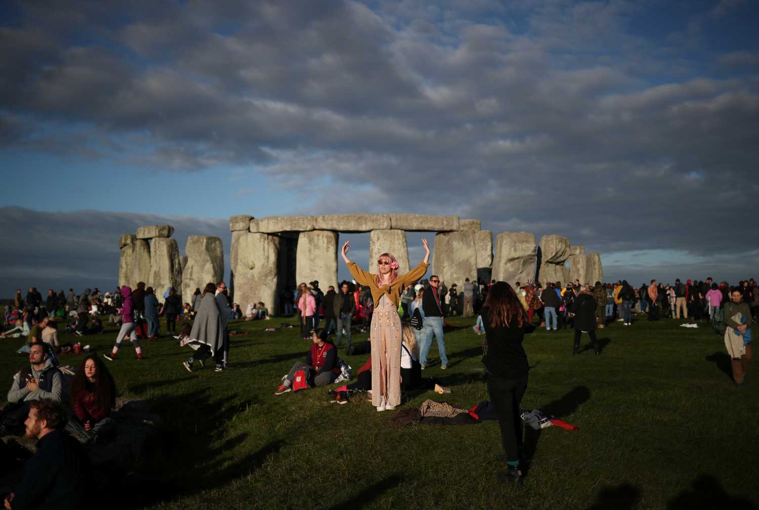 The sun rises as revellers welcome in the Summer Solstice at the Stonehenge stone circle, in Amesbury, Britain June 21, 2019. REUTERS/Hannah McKay - RC192649D5E0