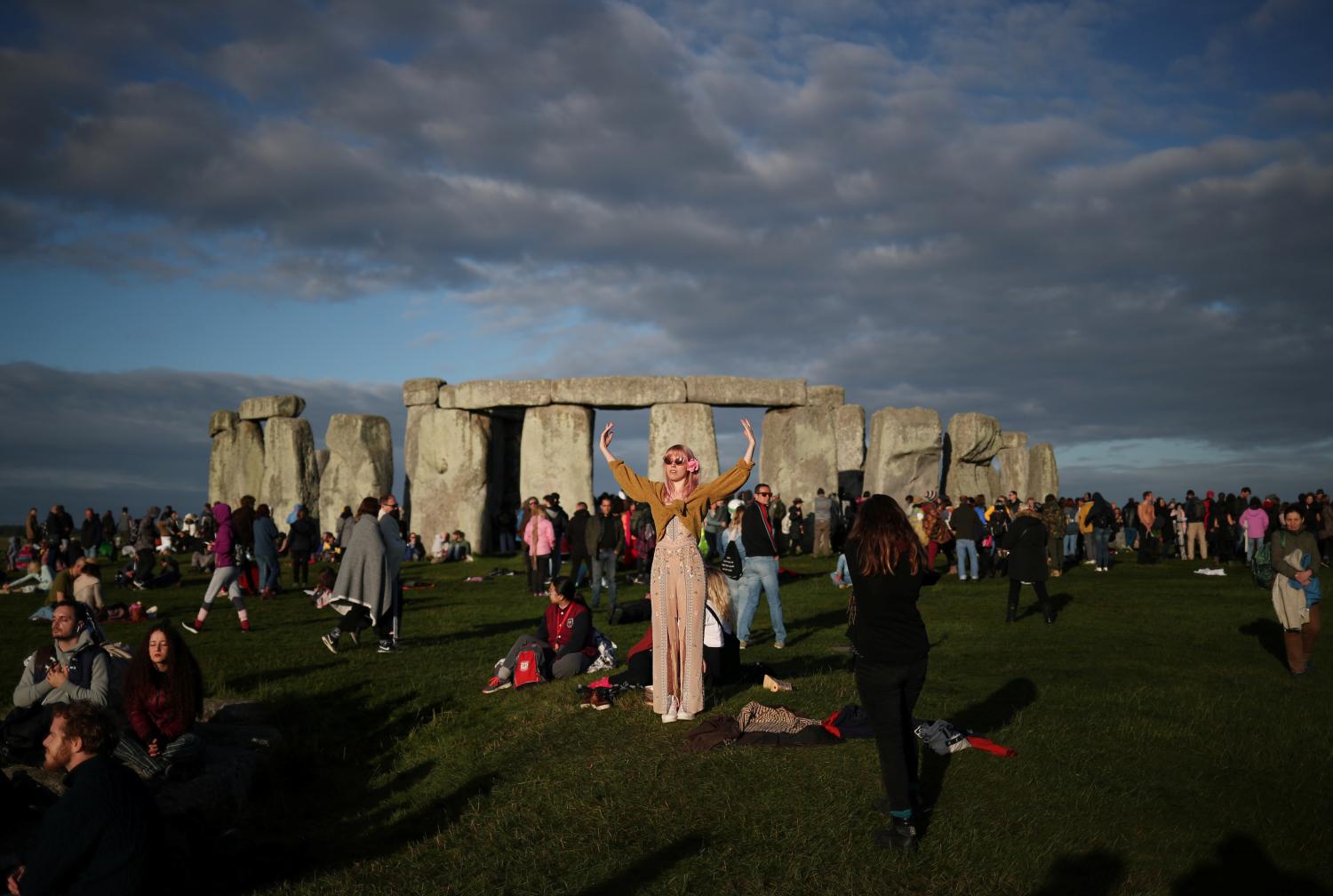 The sun rises as revellers welcome in the Summer Solstice at the Stonehenge stone circle, in Amesbury, Britain June 21, 2019. REUTERS/Hannah McKay - RC192649D5E0