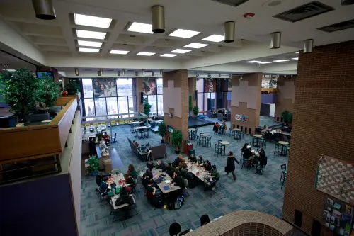 Students are seen at Harper College in Palatine, Illinois, February 21, 2013. Community colleges in less affluent areas have been hit especially hard in a pattern that could undermine some of U.S. President Barack Obama's efforts to help the nation's poor work their way into the middle class. Picture taken February 21, 2013.  To match Insight USA-COMMUNITYCOLLEGES/   REUTERS/John Gress (UNITED STATES - Tags: EDUCATION POLITICS SOCIETY BUSINESS) - GM1E93513PT01