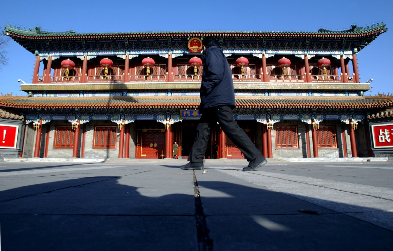 A Chinese man looks at the main gate of Zhongnanhai, the Chinese leadership compound, in central Beijing, January 12, 2004. The Chinese Communist Party will launch its first "Party Supervisor Regulation" during a meeting of the Central Discipline Inspection Commission which starts in middle of January. The Commission is the Party's corruption watchdog. The regulation will pave the way for inspection of China's top leaders in the central government and provinces, the semi-official China News Service reported. NO RIGHTS CLEARANCES OR PERMISSIONS ARE REQUIRED FOR THIS IMAGE REUTERS/Guang Niu   GN/TW - RP4DRIIDKXAA