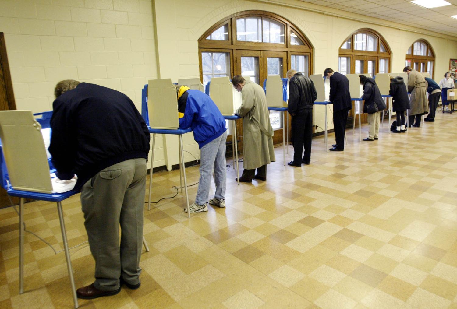 Voters fill voting booths at a polling station at the St. Paul'sEpiscopal Church in Minneapolis, Minnesota, November 5, 2002. Votersacross the nation are going to the polls Tuesday to cast their votes inwhat many experts say is an election that may tip the balance of powerin the United States Congress. REUTERS/Mike SegarMS/HB - RP3DRIDJBBAA