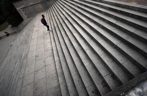 Students walk up steps in front of the University of Cape Town's Jameson Hall in Cape Town, South Africa, November 13, 2017. REUTERS/Mike Hutchings - RC1E46A9C840