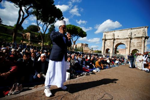 Muslims hold Friday prayers in front of the Colosseum in Rome, Italy October 21, 2016, to protest against the closure of unlicensed mosques.  REUTERS/Tony Gentile - D1BEUIGTQKAA