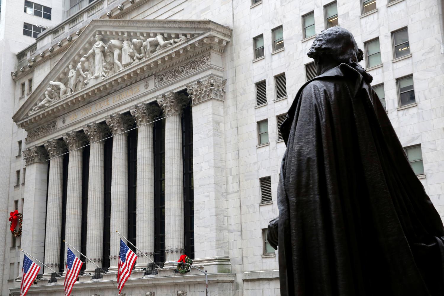 A statue of George Washington stands across from the New York Stock Exchange in Manhattan, New York City, U.S., December 21, 2016. REUTERS/Andrew Kelly - RC1C89313250