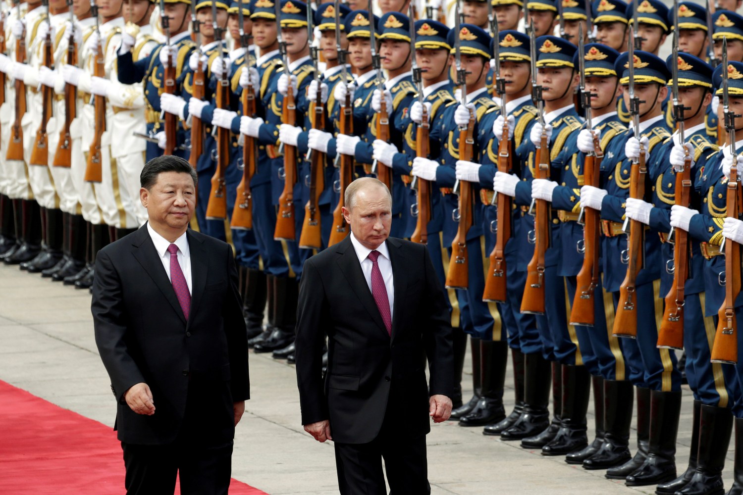 Chinese President Xi Jinping and Russian President Vladimir Putin attend a welcome ceremony outside the Great Hall of the People in Beijing, China June 8, 2018. REUTERS/Jason Lee     TPX IMAGES OF THE DAY - RC1AA9284B20