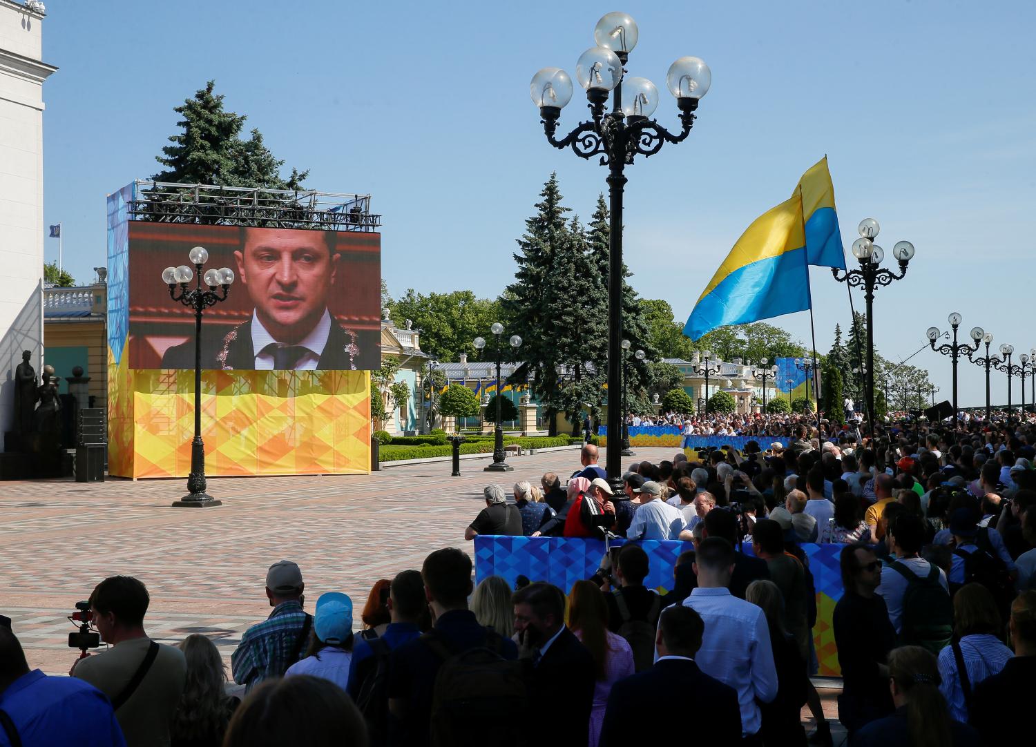 People watch broadcast of Ukraine's President-elect Volodymyr Zelenskiy inauguration ceremony in the parliament hall, in Kiev, Ukraine May 20, 2019.  REUTERS/Gleb Garanich - RC1C8D870A00