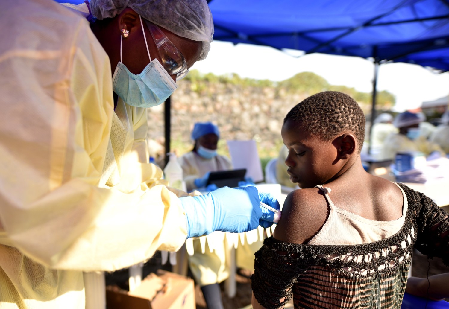 A Congolese health worker administers ebola vaccine to a child at the Himbi Health Centre in Goma, Democratic Republic of Congo, July 17, 2019. REUTERS/Olivia Acland - RC1FDEE57DA0