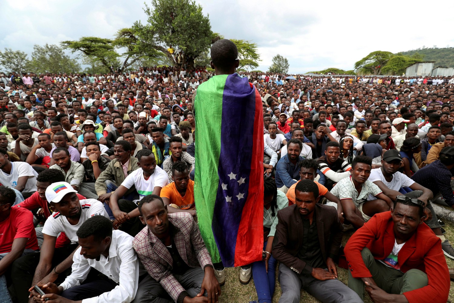 A Sidama youth leader carrying a flag addresses people as they gather for a meeting to declare their own region in Hawassa, Ethiopia July, 17, 2019. REUTERS/Tiksa Negeri     TPX IMAGES OF THE DAY - RC1DA87ABD10