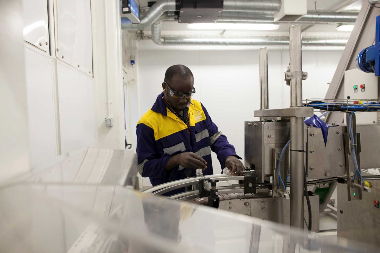 A technician inspects newly moulded bottles at the Guinness pop-up plant in Accra, July 2, 2014. Picture taken July 2, 2014.  To match Insight CONSUMERS-MANUFACTURERS/AFRICA    REUTERS/Francis Kokoroko (GHANA - Tags: BUSINESS) - GM1EA7411EN01