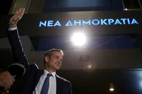New Democracy conservative party leader Kyriakos Mitsotakis waves as he speaks outside party's headquarters, after the general election in Athens, Greece, July 7, 2019. REUTERS/Costas Baltas - RC1319675550
