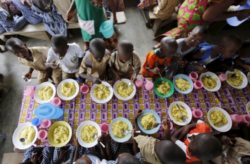 Students eat at a school canteen in N'zikro, Aboisso, Ivory Coast, October 27, 2015.  REUTERS/Thierry Gouegnon - GF20000035378