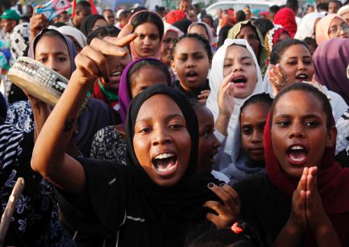 Sudanese people chant slogans as they celebrate, after Sudan's ruling military council and a coalition of opposition and protest groups reached an agreement to share power during a transition period leading to elections, along the streets of Khartoum, Sudan, July 5, 2019. REUTERS/Mohamed Nureldin Abdallah - RC19A80F15C0