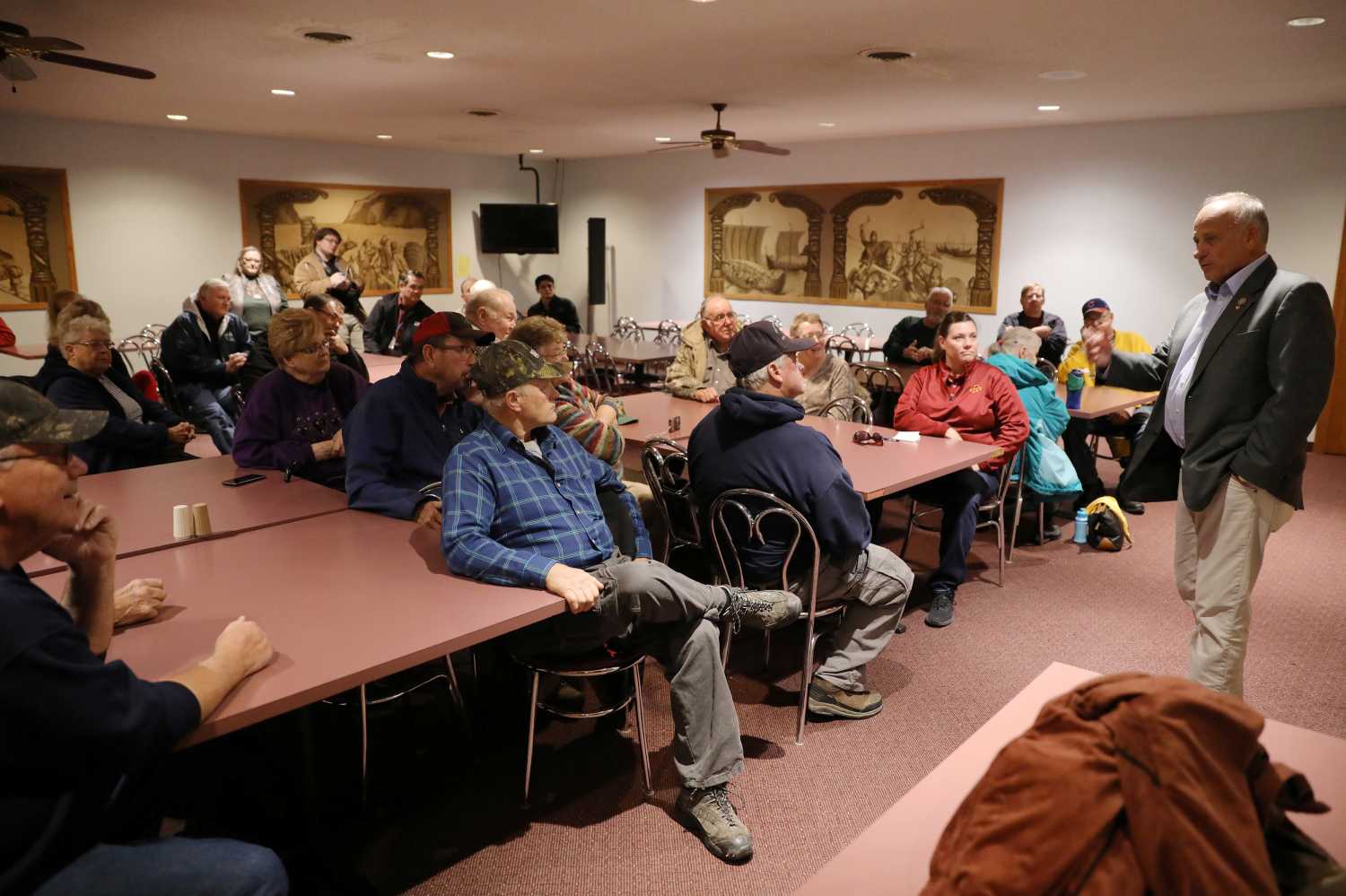 Republican Rep. Steve King talks to voters at Godfathers Pizza in Hampton, Iowa, U.S., November 5, 2018. REUTERS/Scott Morgan - RC1733B79860