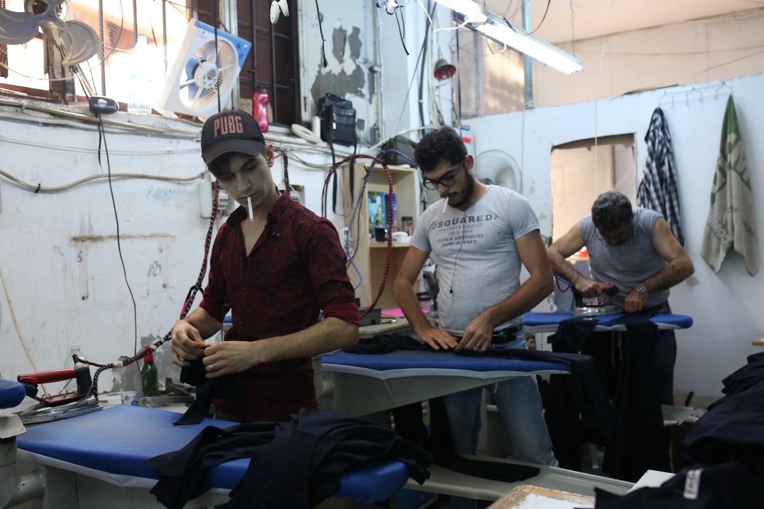 REFILE - ADDING RESTRICTIONS Syrian refugee men work at a textile workshop as day laborer in Istanbul, Turkey, June 20, 2019. REUTERS/Cansu Alkaya - RC1DF5979500