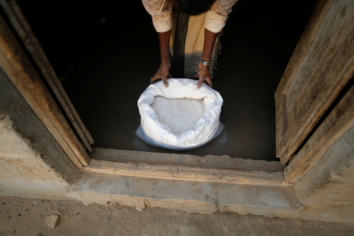 A man displays a sack of wheat flour at his home in the village of al-Jaraib in the northwestern province of Hajjah, Yemen, February 19, 2019. REUTERS/Khaled Abdullah   SEARCH "YEMEN HUNGER" FOR THIS STORY. SEARCH "WIDER IMAGE" FOR ALL STORIES. - RC1D5D6EA590