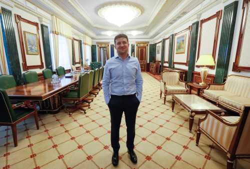 Ukraine's President Volodymyr Zelenskiy is seen in his office at the Presidential Administration building in Kiev, Ukraine June 19, 2019.  REUTERS/Valentyn Ogirenko - RC163F8FD360
