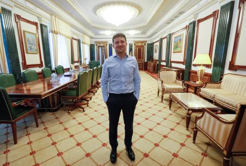 Ukraine's President Volodymyr Zelenskiy is seen in his office at the Presidential Administration building in Kiev, Ukraine June 19, 2019.  REUTERS/Valentyn Ogirenko - RC163F8FD360