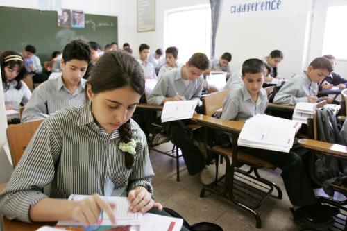 Jordanian students sit in class at Baptist School in Ajloun city, 77km north of Amman, October 1, 2009.  REUTERS/Muhammad Hamed (JORDAN EDUCATION SOCIETY) - GM1E5A11PVB01