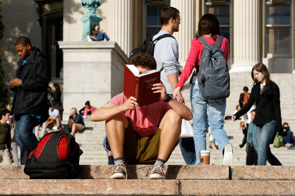 A student reads on the campus of Columbia University in New York, October 5, 2009. REUTERS/Mike Segar    (UNITED STATES) - WASE5A51DXR01