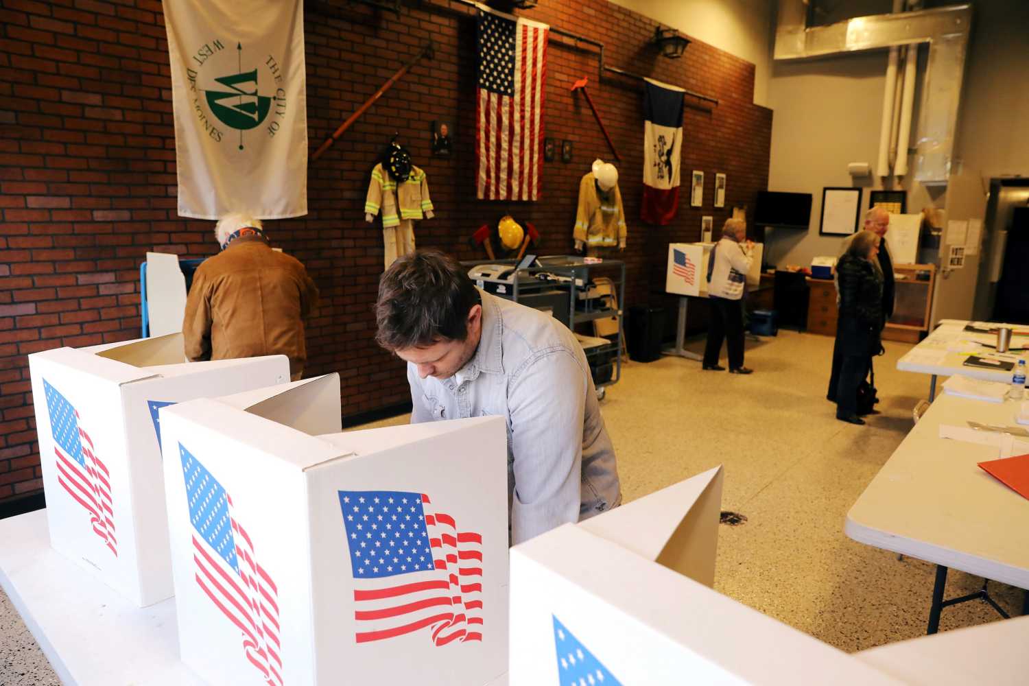 Voters cast ballots for the midterm elections at a polling station set up at the West Des Moines Fire Station 18 in West Des Moines, Iowa, U.S., November 6, 2018. REUTERS/Scott Morgan - RC11EBA66390