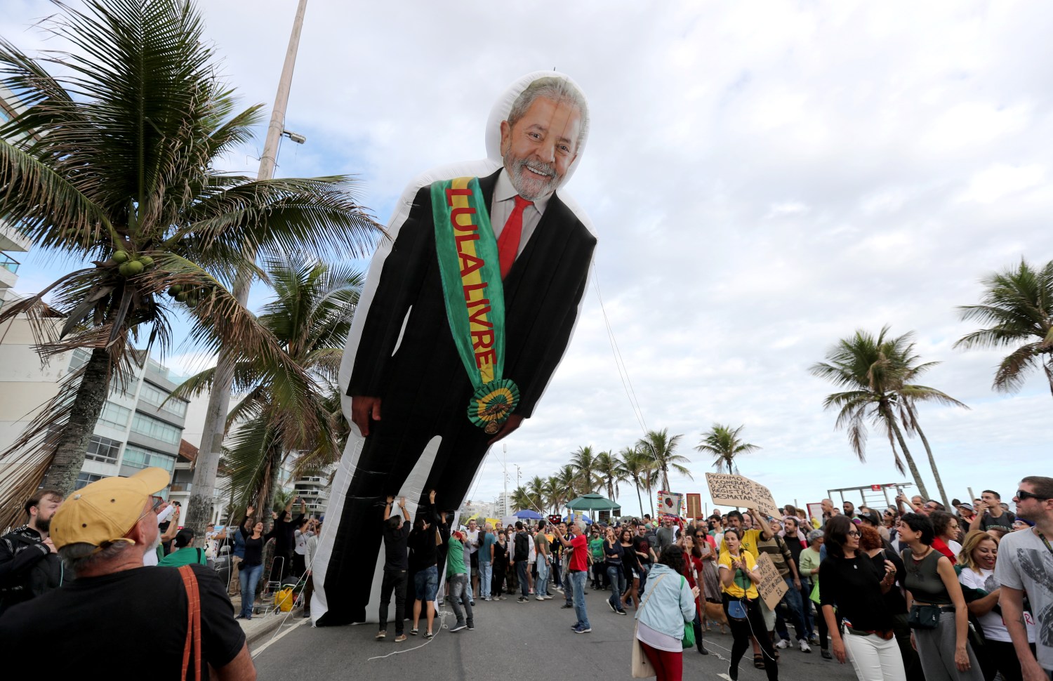 People hold an inflatable doll of former Brazilian president Luiz Inacio Lula da Silva ahead of the demonstration to demand more protection for the Amazon rainforest, in Rio de Janeiro, Brazil August 25, 2019. The sash reads "Lula free". REUTERS/Sergio Moraes - RC129F36ED80