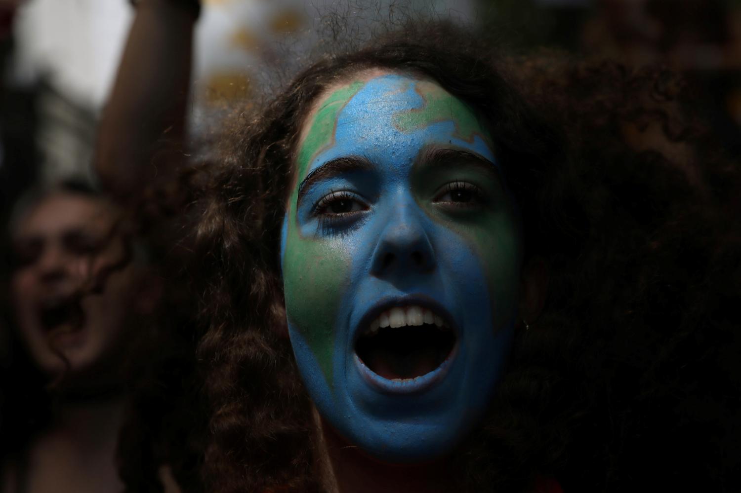 Demonstrators take part in a march as part of a world-wide protest called by "Fridays for Future" movement against climate change in Madrid, Spain, May 24, 2019. REUTERS/Susana Vera - RC16437B6FE0