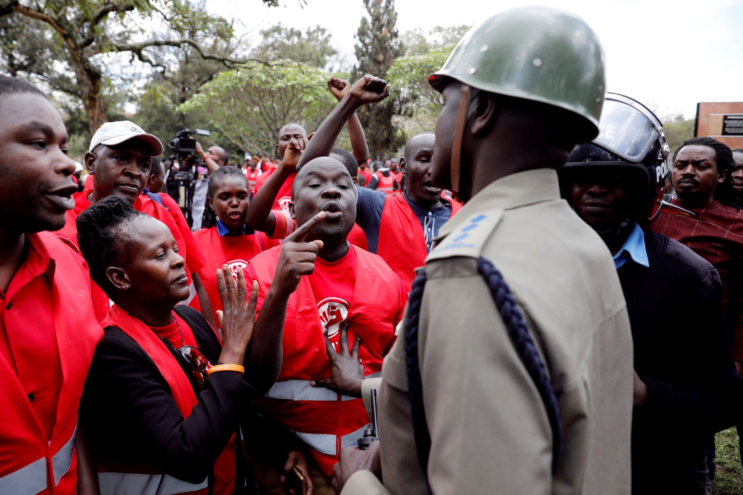 Protesters confront a Kenyan police officer during an anti corruption protest in Nairobi, Kenya, April 30, 2019. REUTERS/Baz Ratner - RC19AB39F5A0