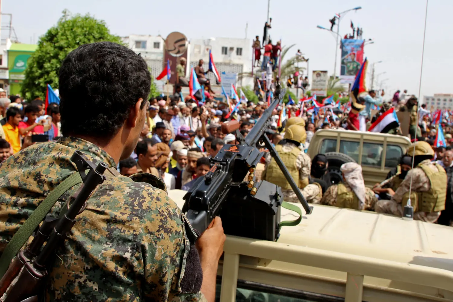 Members of UAE-backed southern Yemeni separatists forces are seen together with their supporters as they march during a rally in southern port city in Aden, Yemen August 15, 2019. REUTERS/Fawaz Salman - RC12682D60A0