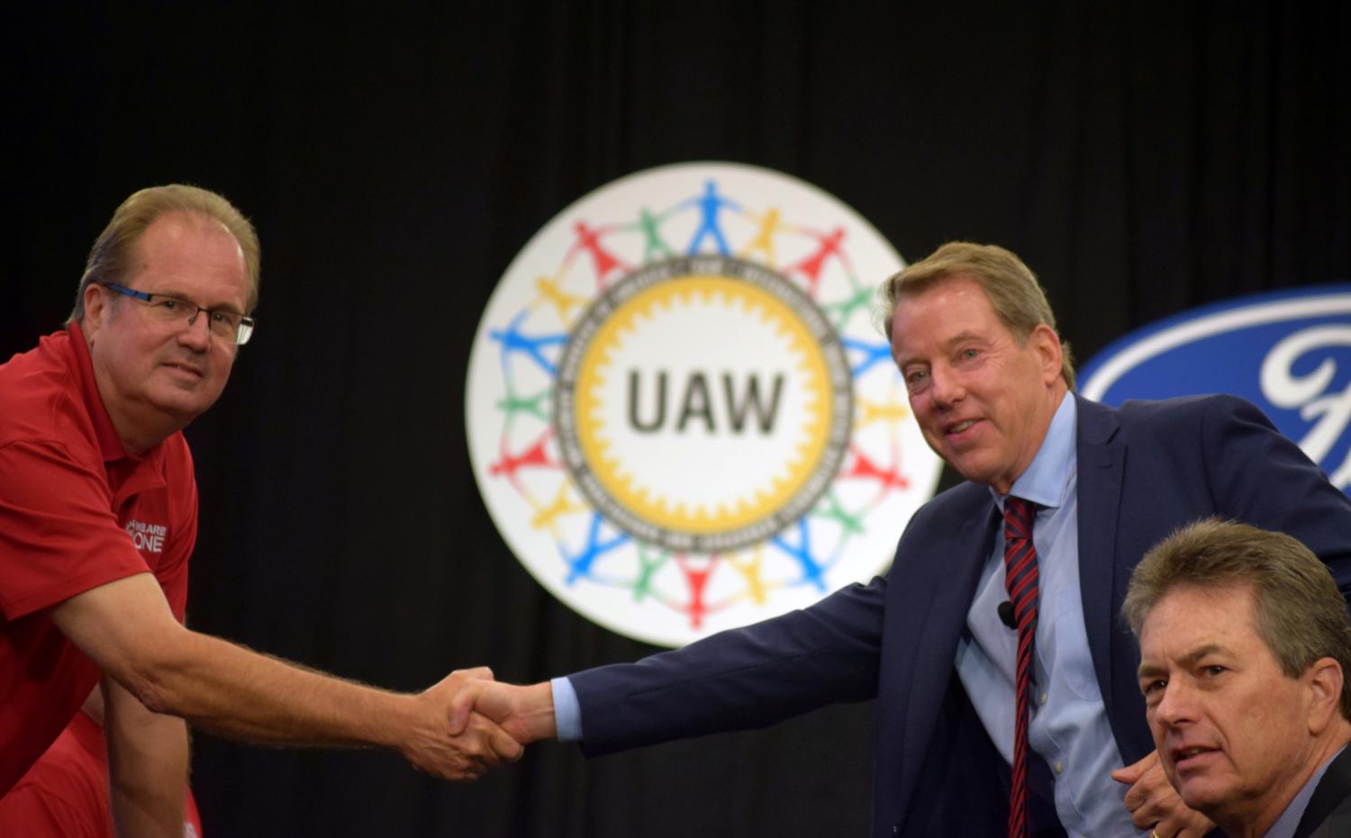 FILE PHOTO: UAW President Gary Jones (L) shakes hands with Ford Motor Co Chairman Bill Ford at the start of contract talks between the union and the automaker in Detroit, Michigan, U.S., July 15, 2019.   REUTERS/Nick Carey/File Photo - RC16195E6A40