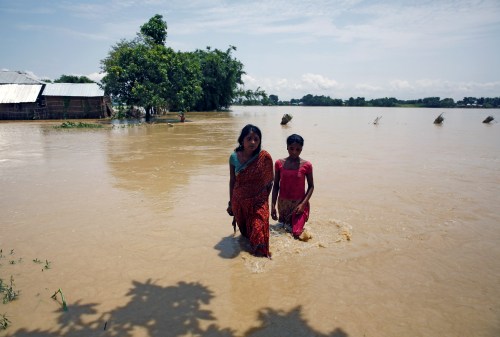 Flood victims walk along the flooded area in Saptari District, Nepal August 14, 2017. REUTERS/Navesh Chitrakar - RC1807C5F900