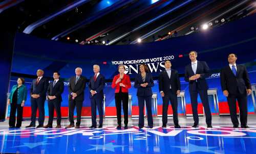 Democratic U.S. presidential candidates Senator Amy Klobuchar, Senator Cory Booker, South Bend Mayor Pete Buttigieg, Senator Bernie Sanders, former Vice President Joe Biden, Senator Elizabeth Warren, Senator Kamala Harris, entrepreneur Andrew Yang, former Rep. Beto O'Rourke and former Housing Secretary Julian Castro pose before the start at the 2020 Democratic U.S. presidential debate in Houston, Texas, U.S. September 12, 2019. REUTERS/Jonathan Bachman - HP1EF9D00SX2R